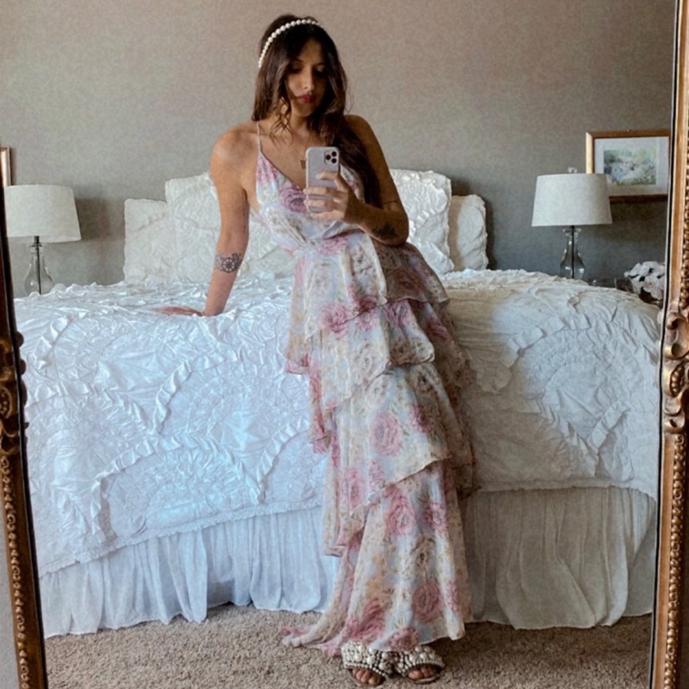 ASTR ROSANA FLORAL TIERED RUFFLE MAXI DRESS PERFECT CONDITION (Medium)